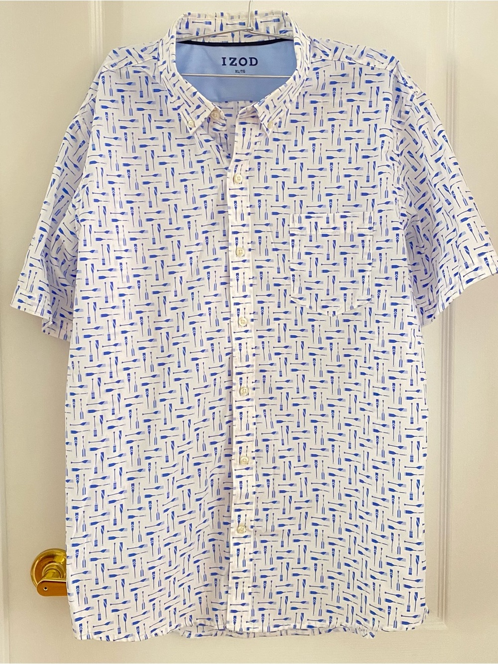 Izod White Short-Sleeve Button-Up Shirt with Blue Geometric Canoe Paddle Print